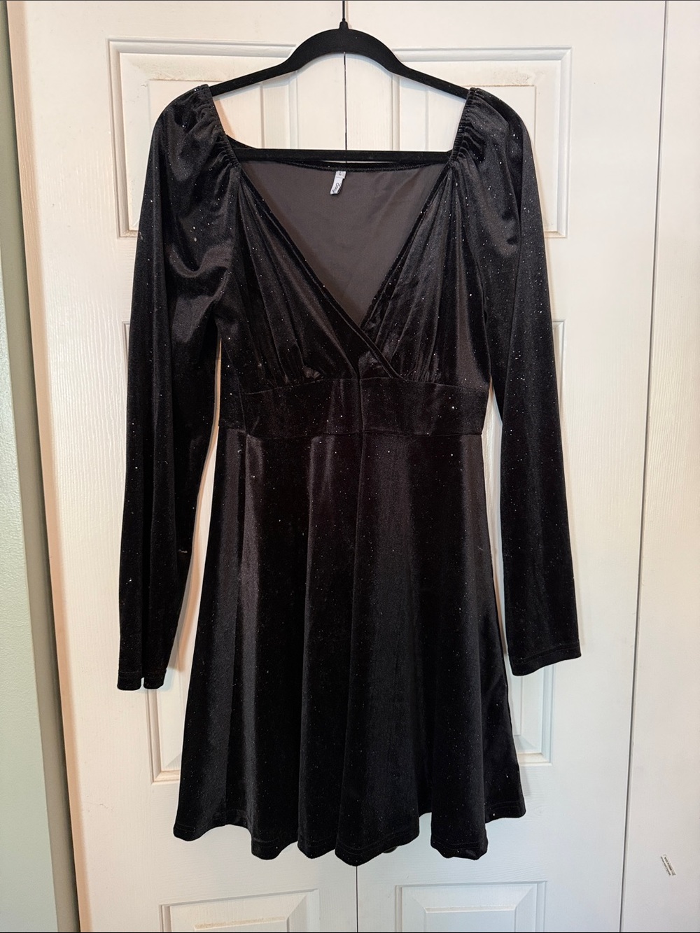Women's Black Velvet Long-Sleeve V-Neck Dress
